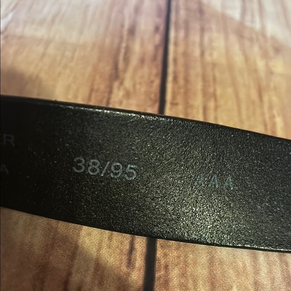 Levis Black Genuine Leather Belt with Timeless Appeal - Picture 5 of 6